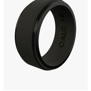 NEW in Package QALO Men's Polished Step Edge Silicone Black Ring Size 8